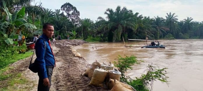 tanggul_sungai_dalu_dalu_di_batu_bara_terancam_jebol