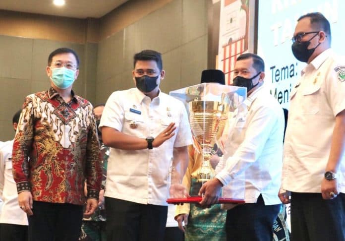 terbaik_dalam_memperoleh_pad_dinas_perhubungan_medan_raih_penghargaan