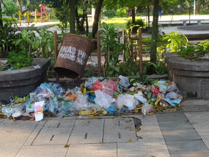 tong_sampah_di_lapangan_merdeka_rusak_pemko_siantar_menunggu_pengadaan