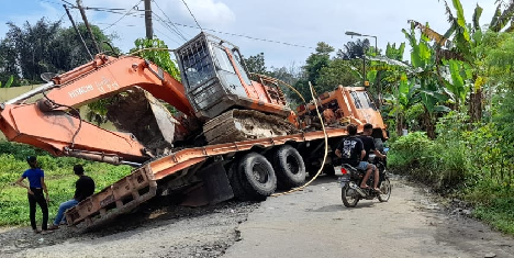 truk_fuso_pengangkut_alat_berat_terperosok_ke_parit_di_siantar
