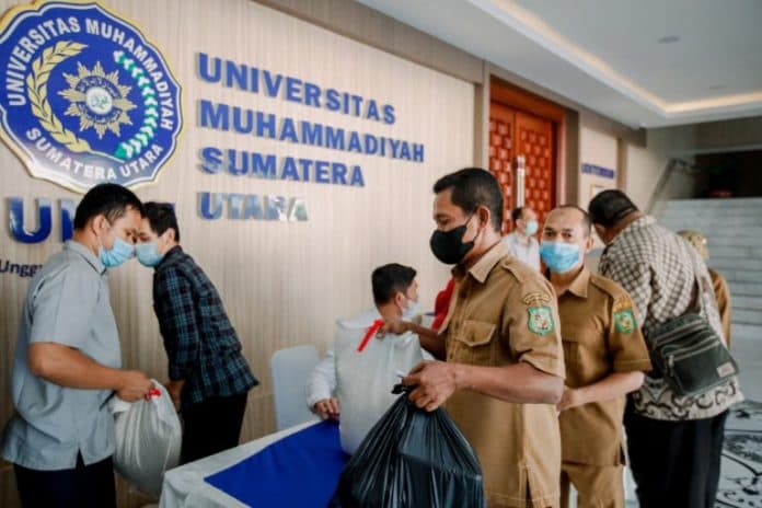 umsu_bagikan_600_paket_sembako_ramadhan_kepada_warga_sekitar_kampus