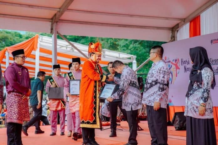 upacara_hari_guru_nasional_bobby_nasution_bagikan_3000_pasang_sepatu_dan_sertifikat
