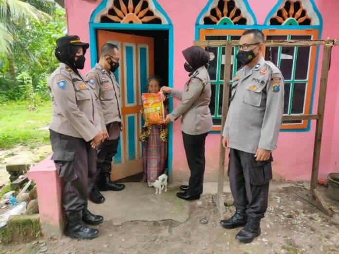 warga_dari_5_kelurahan_di_asahan_terima_bansos_dampak_kenaikan_bbm