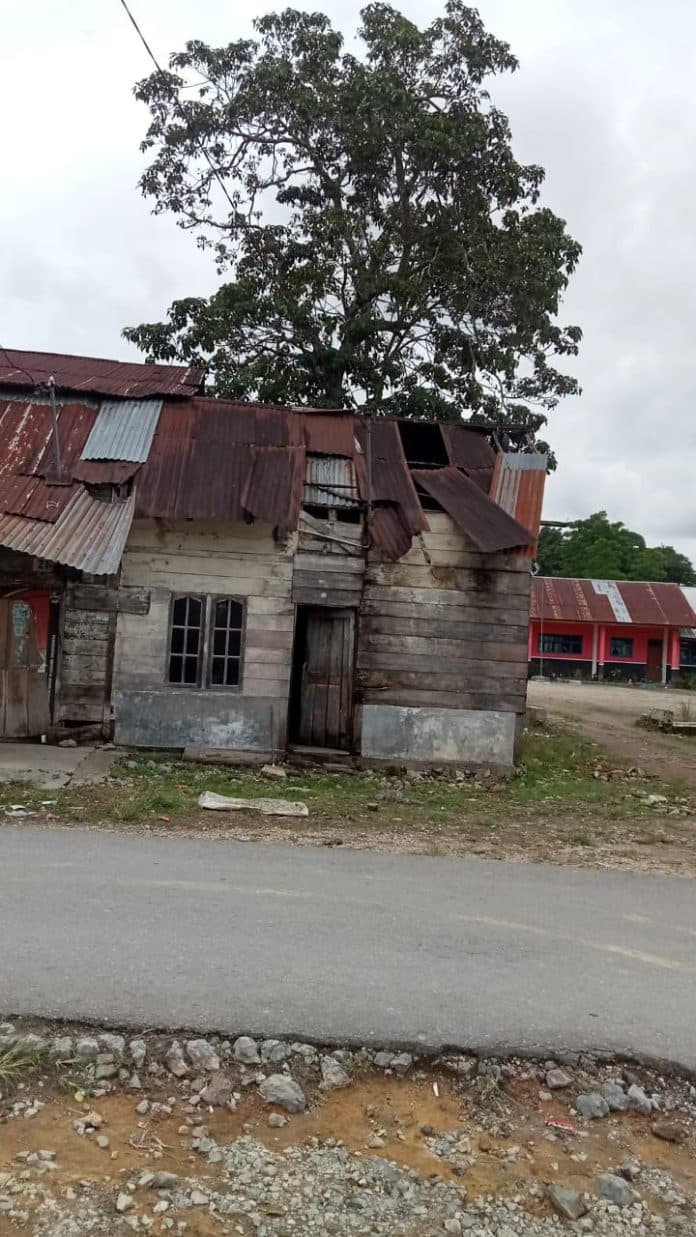 warga_simamora_hasibuan_protes_program_bedah_rumah_kurang_tepat_sasaran