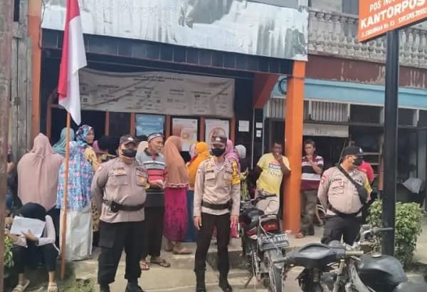 warga_sipispis_terima_blt_bbm_rp300_ribu_dari_kantor_pos