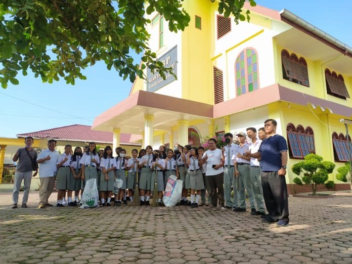 wcd_2022_siswa_smkn_1_siantar_bersihkan_sampah_di_sekolah_dan_rumah_ibadah