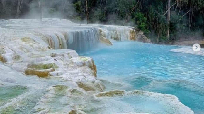 wisata_cagar_alam_tinggi_raja_kawah_putih_nan_memesona